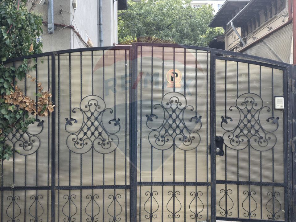 DE VANZARE Casă / Vilă cu 11 camere de vânzare în zona Parcul Carol