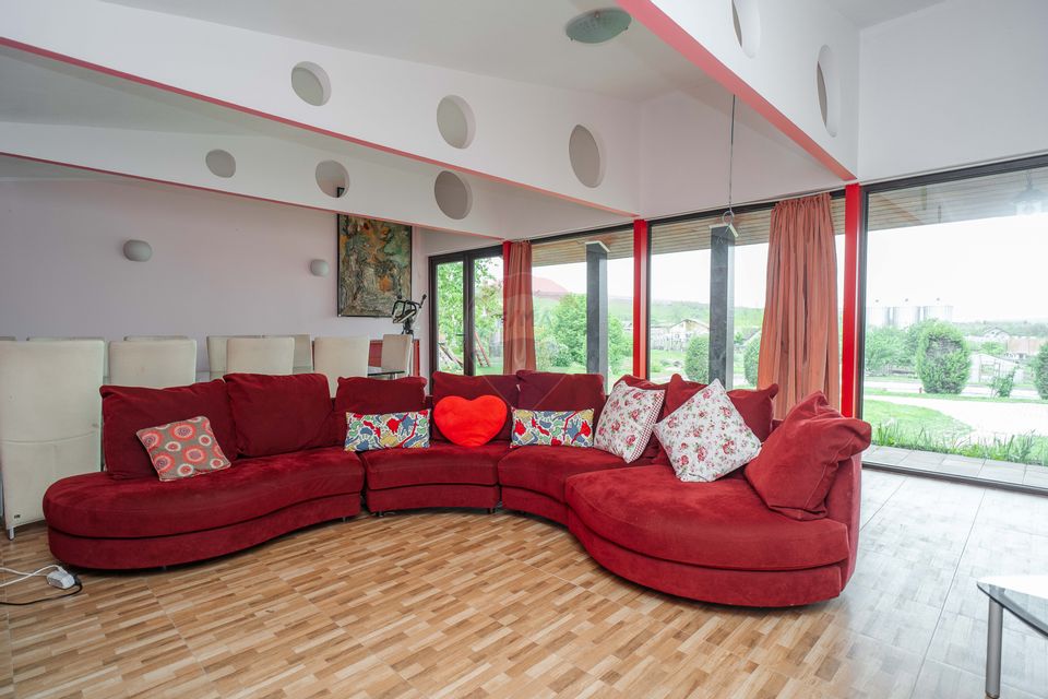 Casă / Vilă cu 10 camere, de vânzare. Todireni, Botoșani.