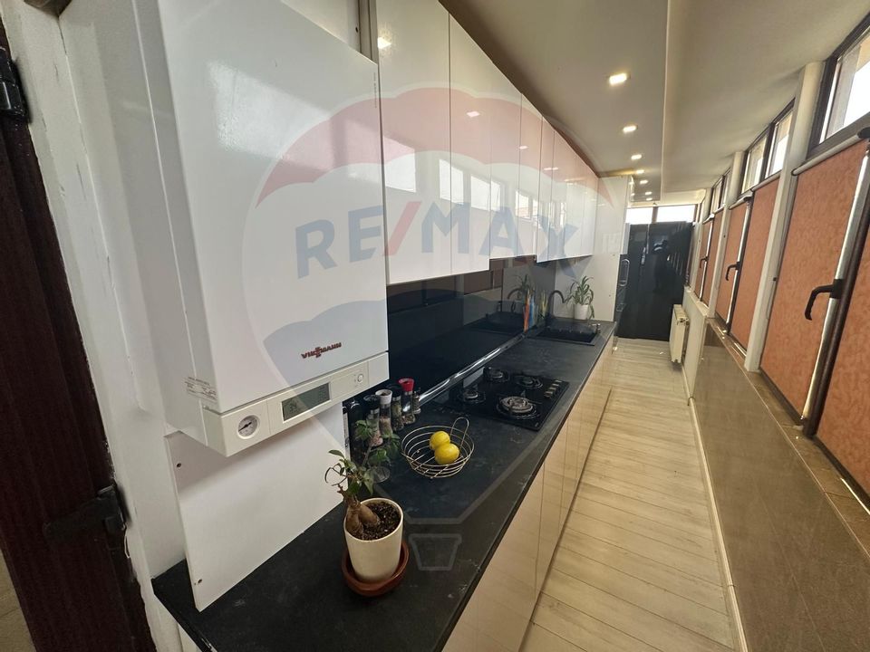 Apartament cu 4 camere de vânzare în zona Rovine