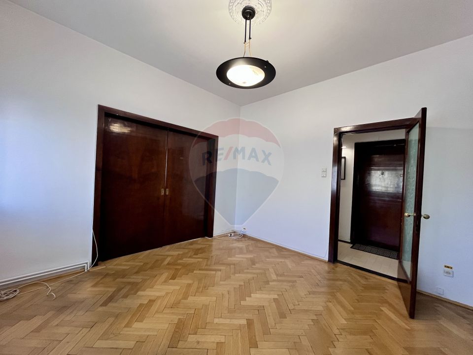 Apartament cu 4 camere nemobilat in P-ta Victoriei langa Orange