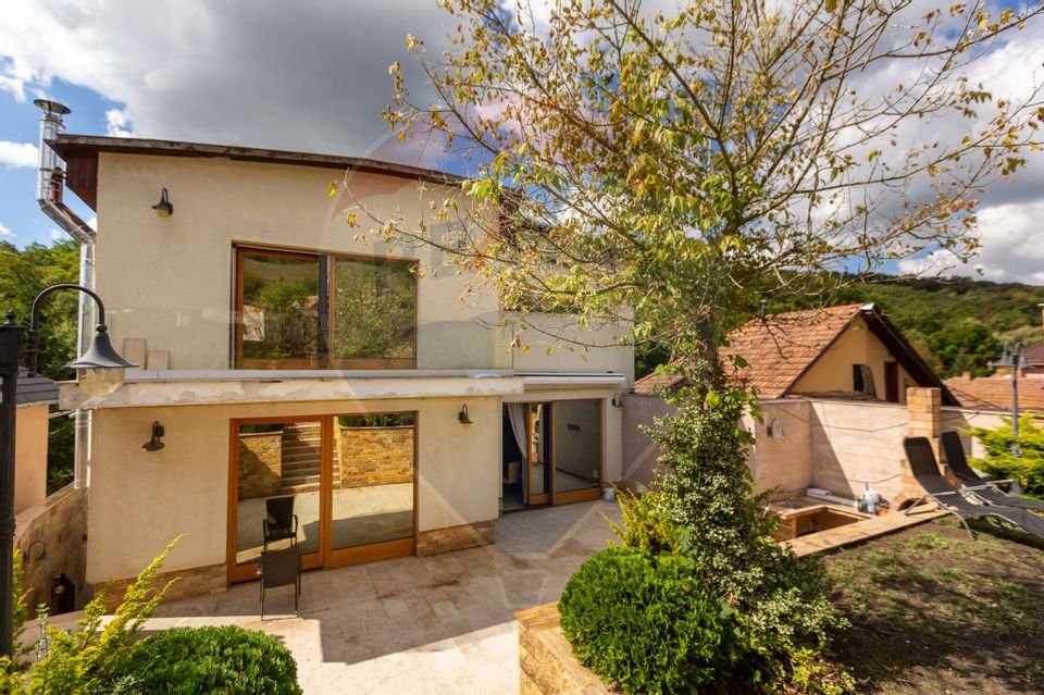 Casă spectaculoasă în Mediaș – reședința antrenorului Cristi Pustai