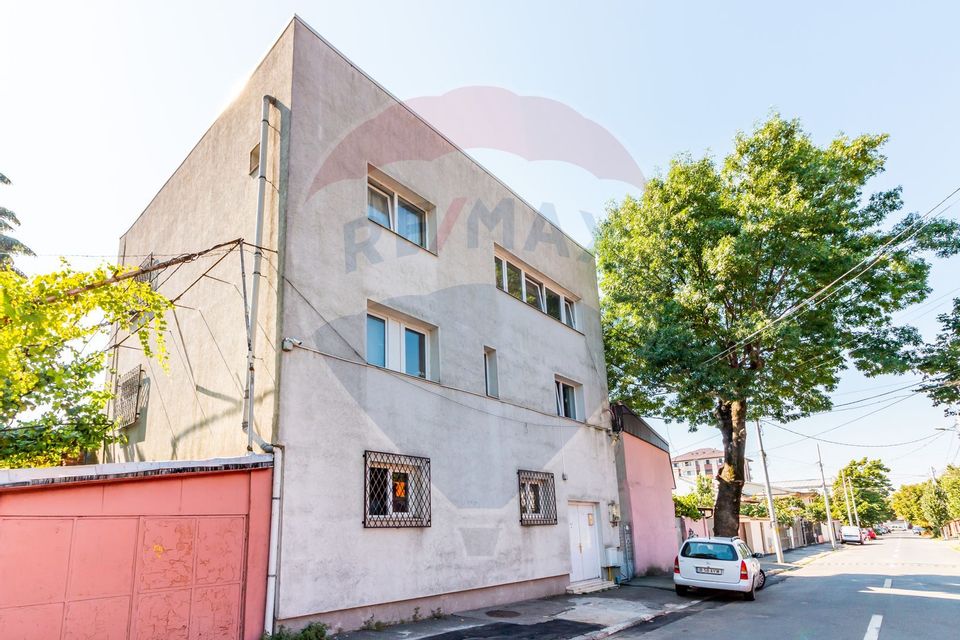 House / Villa with 7 rooms for sale in Giulesti area