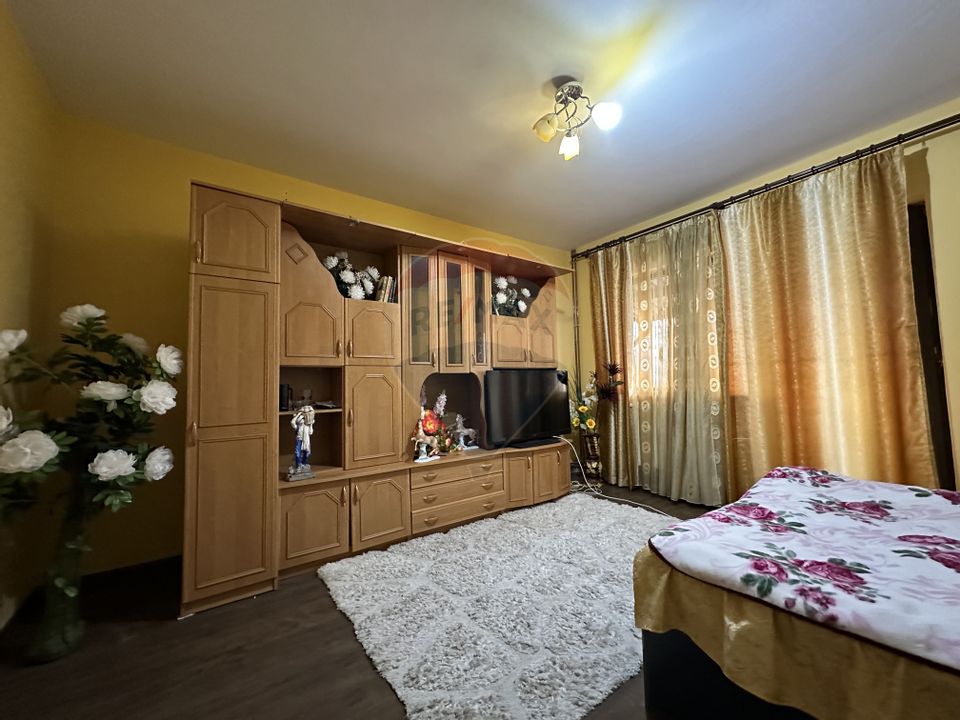 Casă / Vilă | 8 camere | De vânzare | Titu | Dâmbovița |