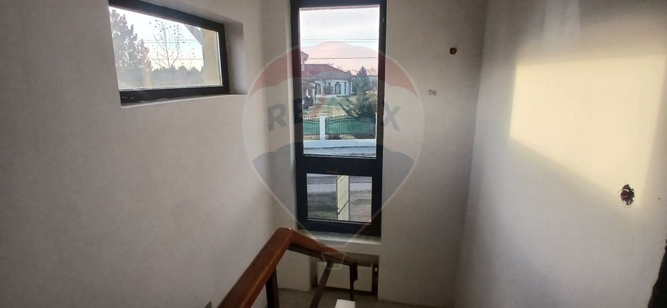 Casa cu 4 camere de vanzare in Crevedia acces privat