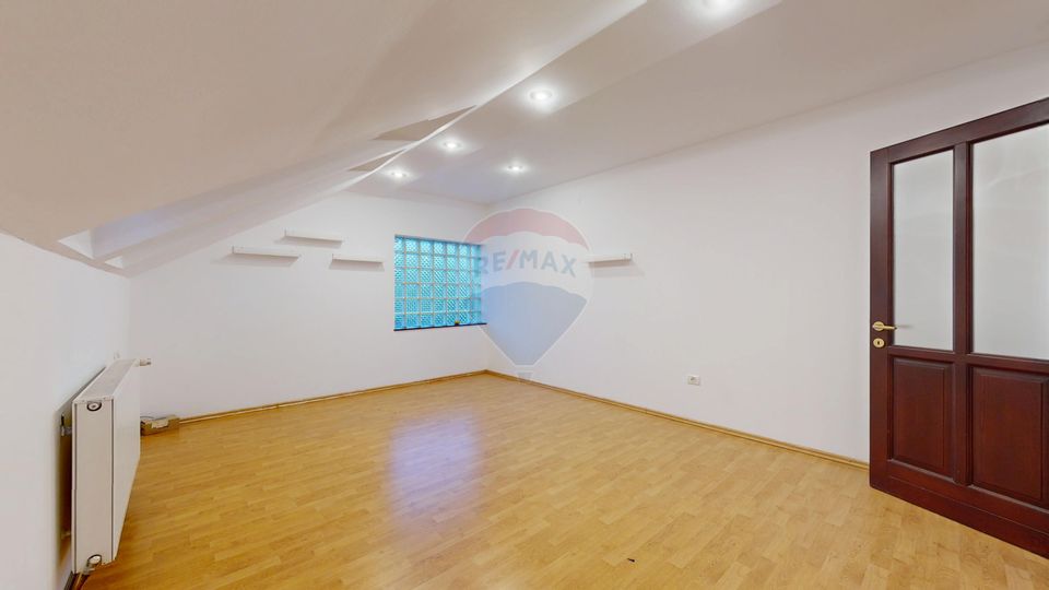 Spațiu pentru birou sau activitate ușoară – 2 camere + terasă