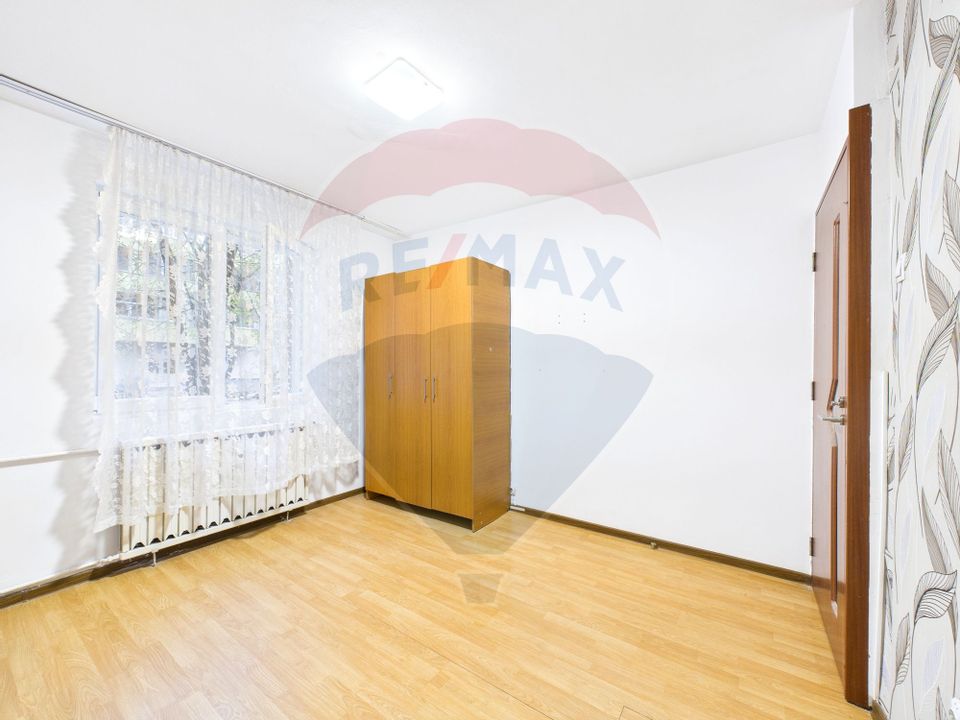 Apartament cu 4 camere de vânzare în zona Rahova