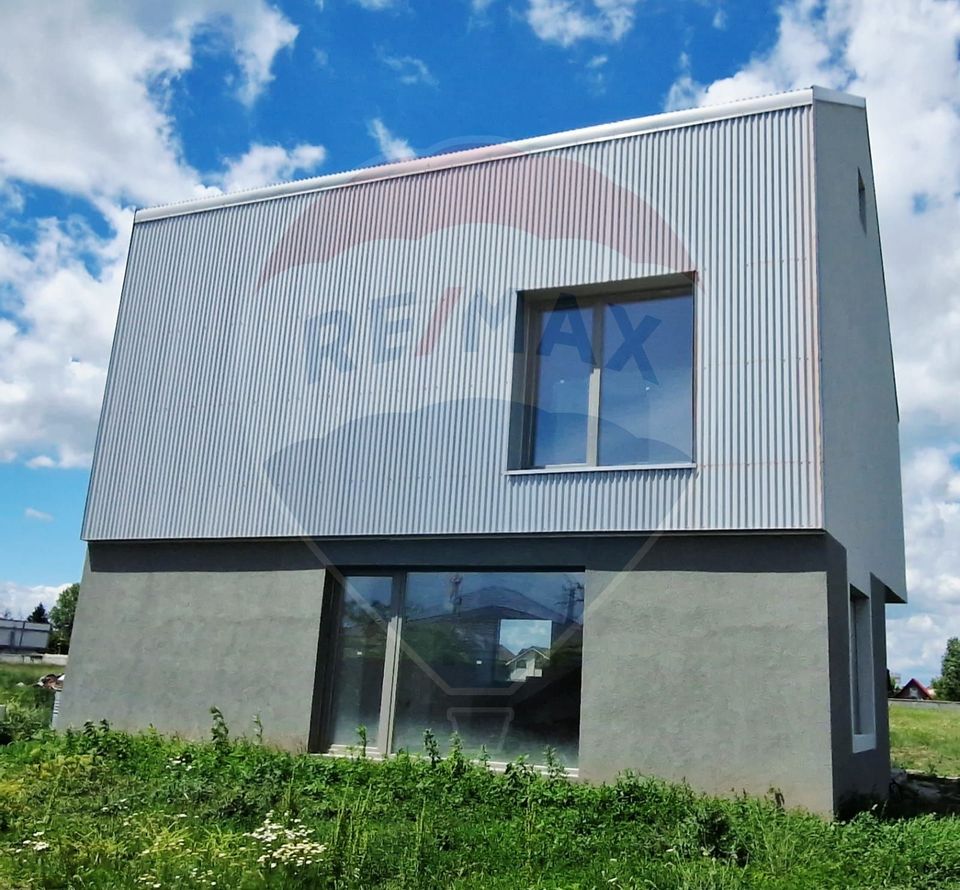 Casă / Vilă - 132,5 mp  , teren - 264 mp  / zona Cârcea