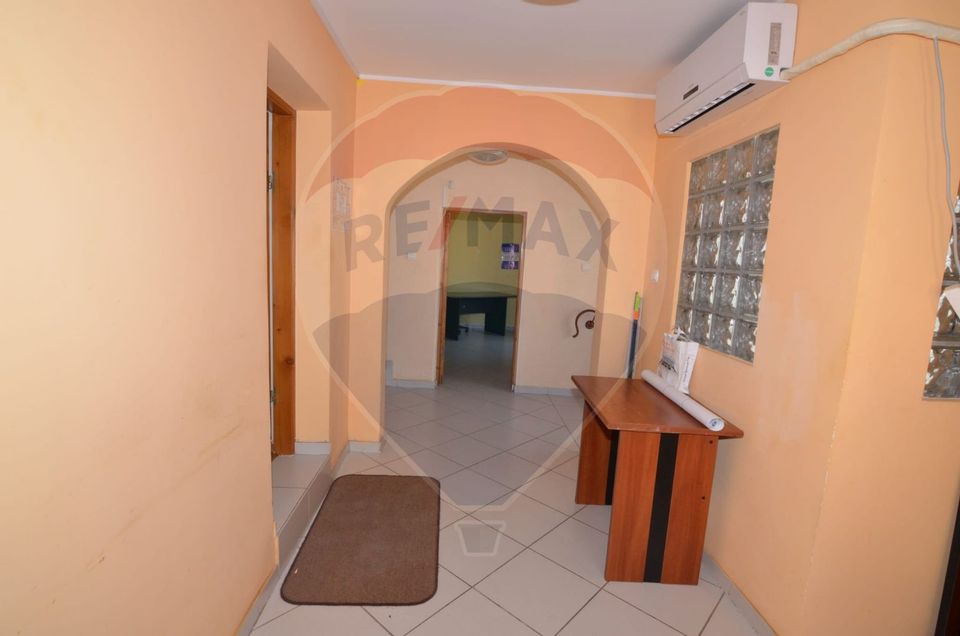 Casă / Vilă cu 14 camere de vânzare în zona Centrală