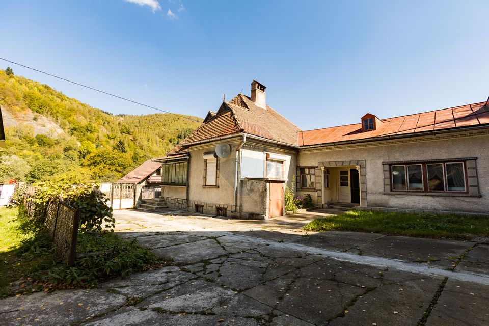Doua Case de vanzare cu 5 camere + 3 camere,  stradal in Bran!