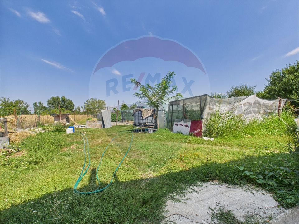 Hala, teren 5000 mp si casa in Potlogi- 38 km pana in Bucuresti