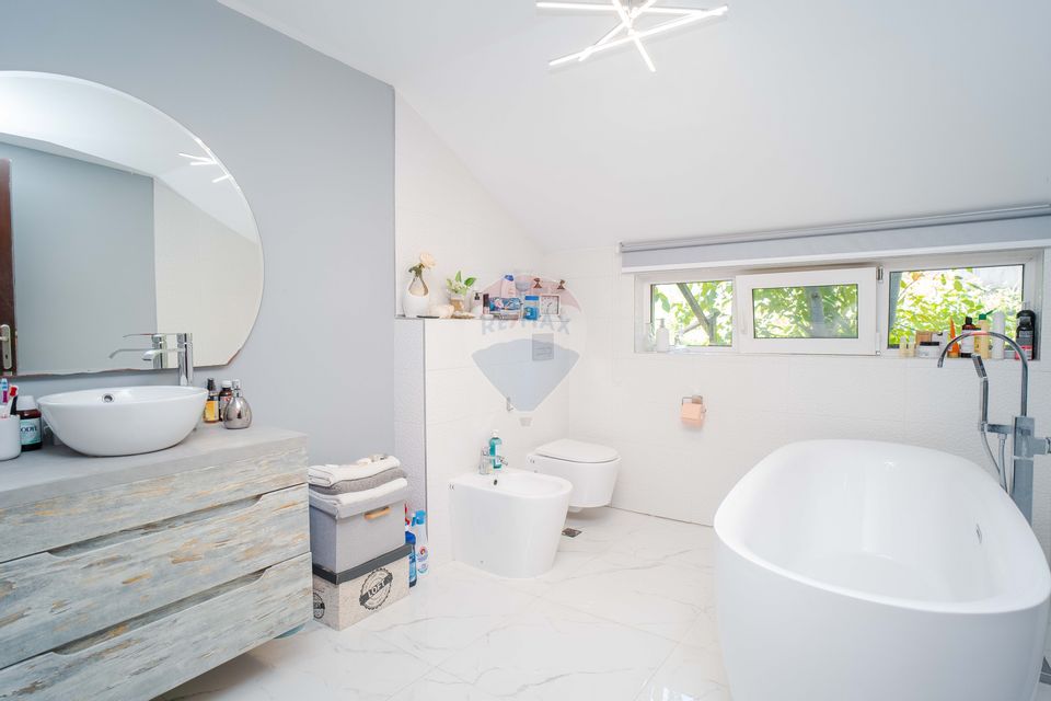 Casă / Vilă spatioasa cu teren in zona centrala Sararie