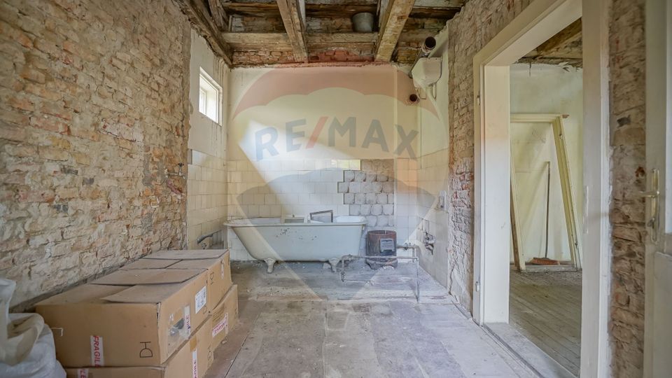 OFERTĂ REZERVATĂ! Casă renovabilă în Schei