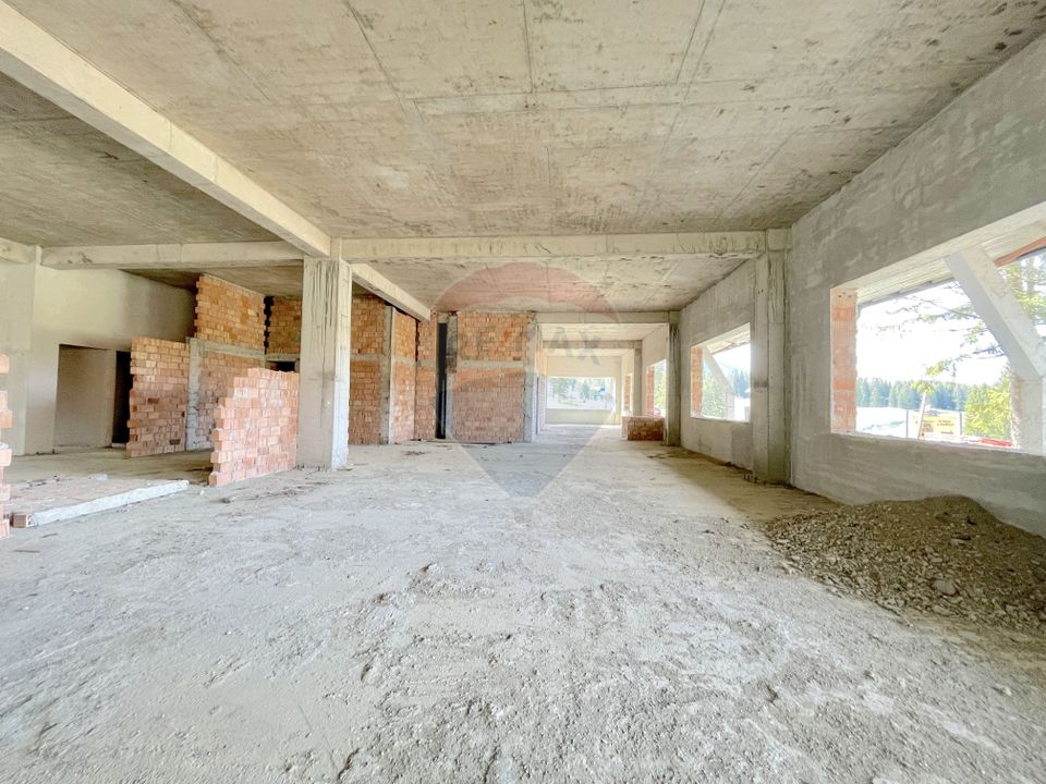 Land and multifunctional building, Poiana Brasov