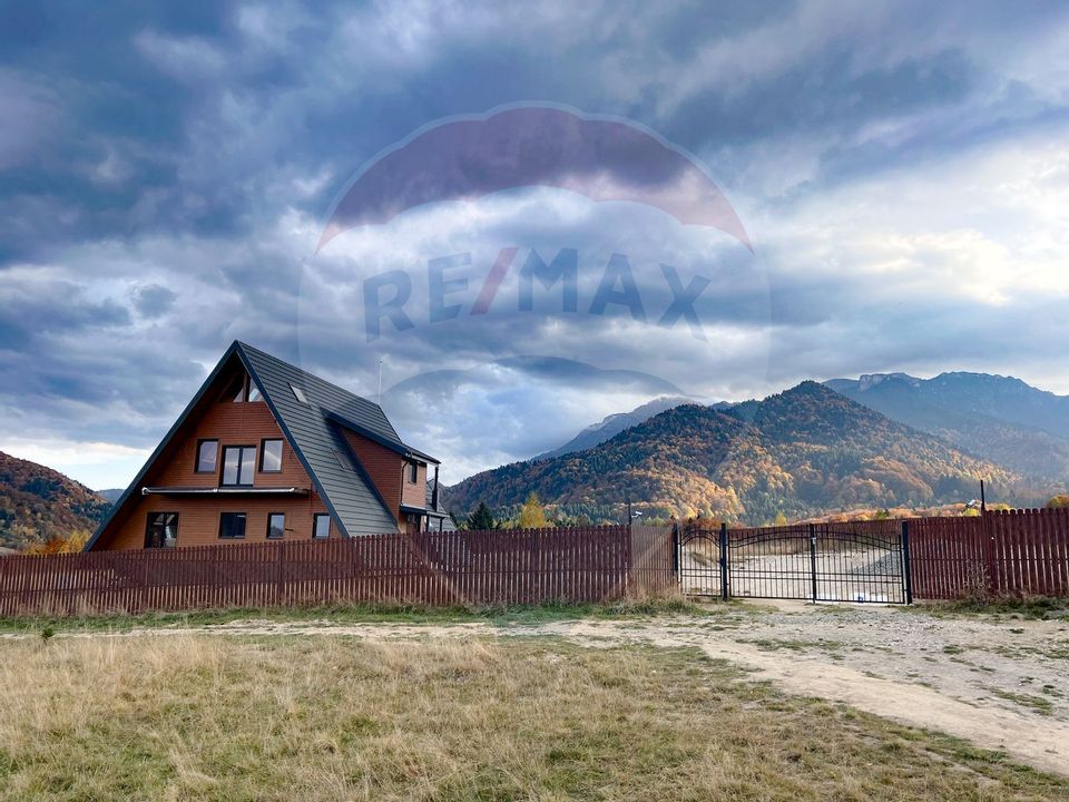 Vilă tip A-Frame, pe un platou montan, vedere panoramica catre Bucegi