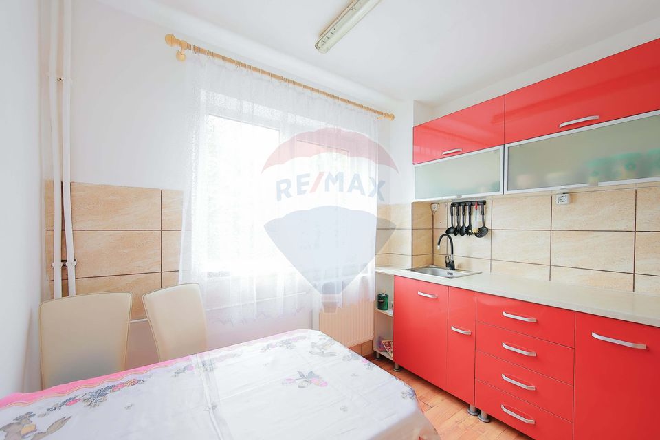 Apartament cu 3 camere de vânzare în zona Nufarul