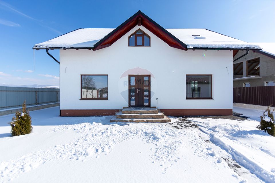 Casă Modernă la Cheie | 4 Dormitoare | 590 mp Teren | Tărlungeni