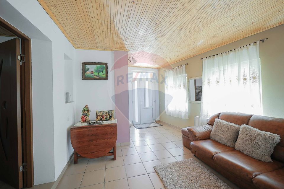 Casă și teren de 1397 mp de vânzare în Ineu, la 18 km de Oradea