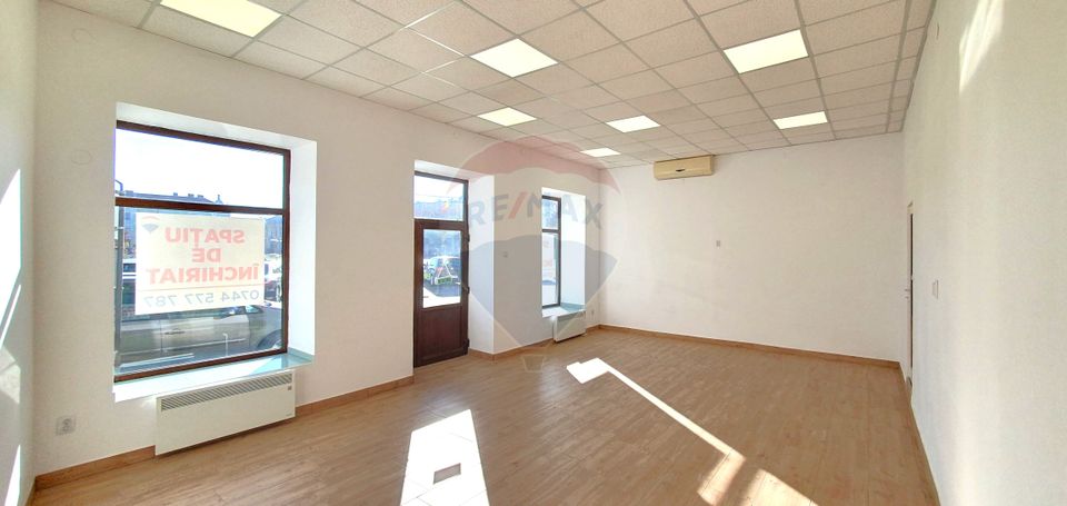 Spațiu comercial 75 mp  Piata Catedralei. Vitrină si acces din stradă