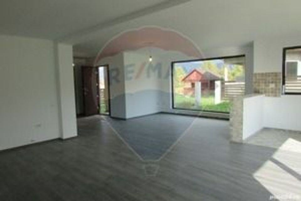 5 room House / Villa for sale, Est area