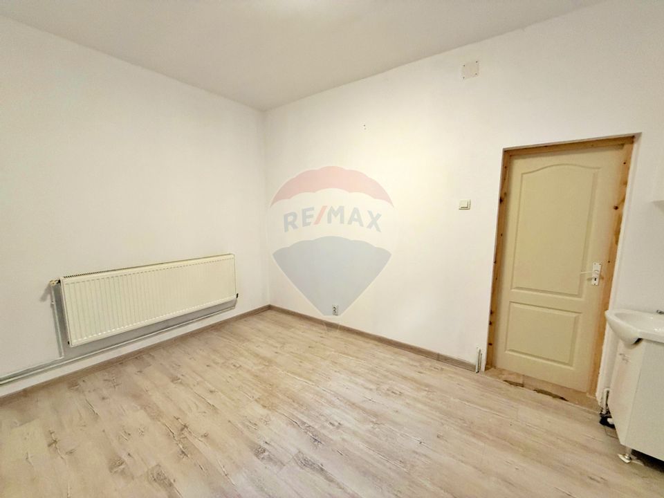 20sq.m Commercial Space for rent, Ultracentral area