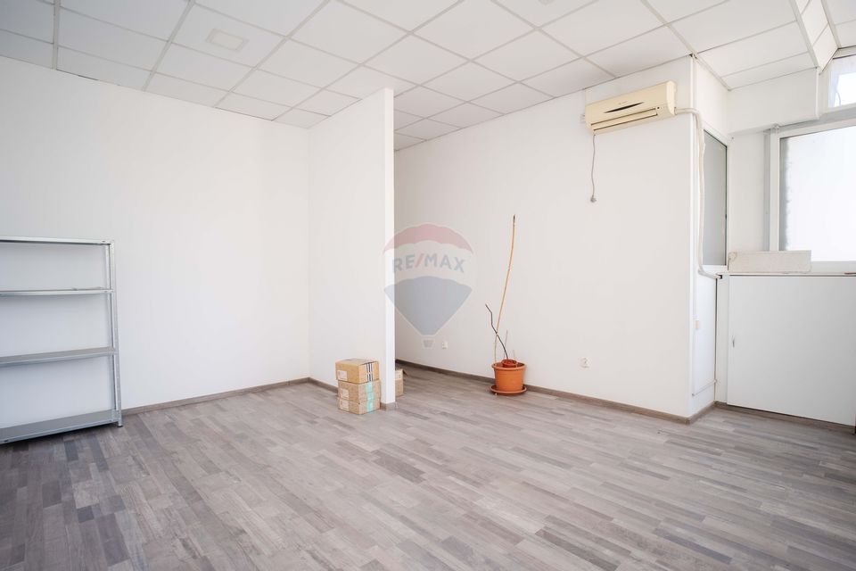 70sq.m Commercial Space for rent, Podul de Piatra area