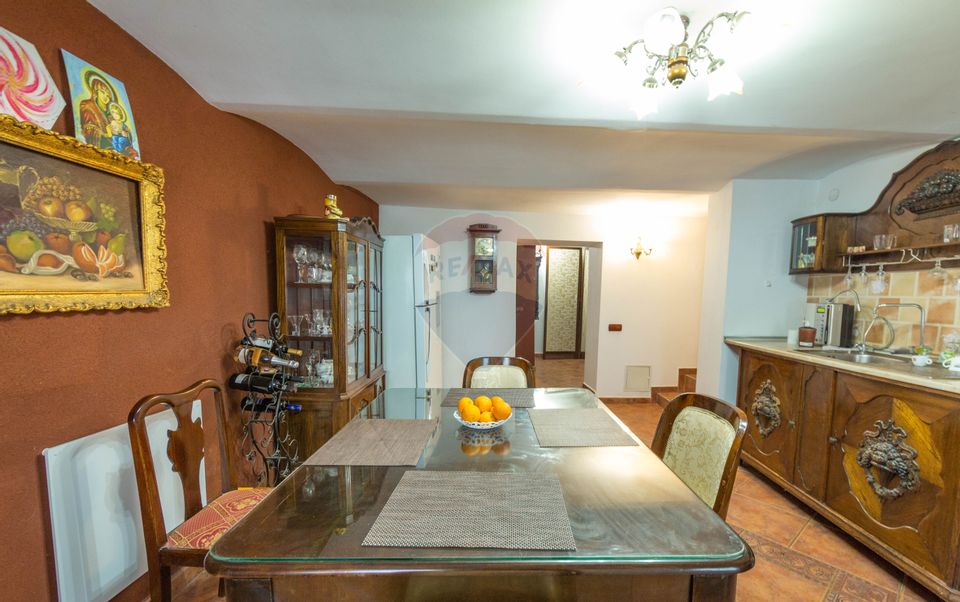 Property Located under Tâmpa composed of 2 Houses and Garden,