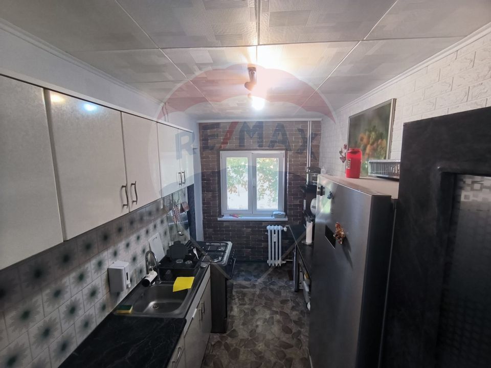 Vanzare ap 3 camere 2 bai etaj 1 complet decomandat  zona Miorita