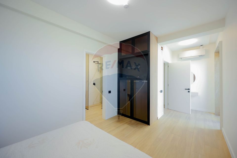 De vânzare Vilă cu 8 camere în Sânmartin, 290 mp util, teren 1100 mp