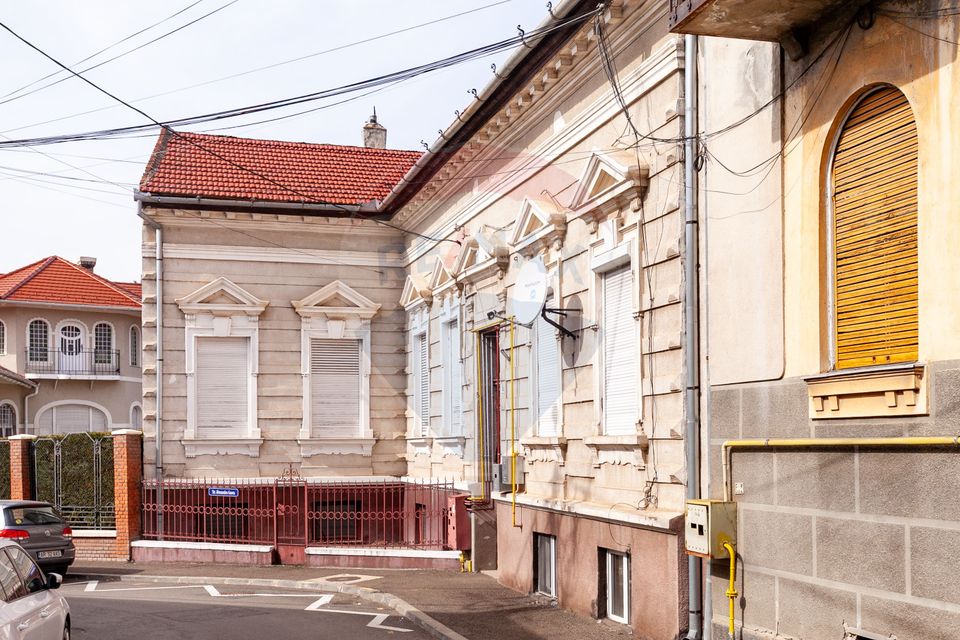 Apartament 4 camere spațioase,  curte,  zona Piata Catedralei