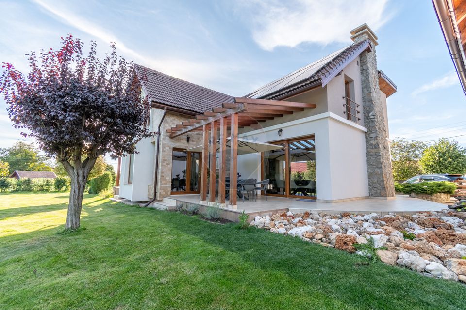 Proprietate exclusivista de vanzare: 2 case | 9 camere | 2000 mp teren