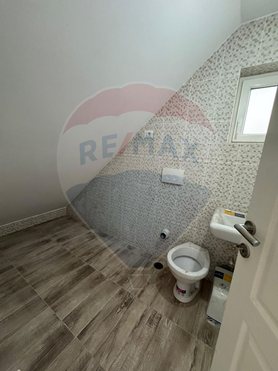 Casă / Vilă cu 8 camere de vânzare în zona Est