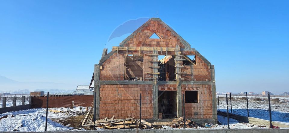 Casă / Vilă la rosu cu 6 camere de vanzare/ zona Sacele
