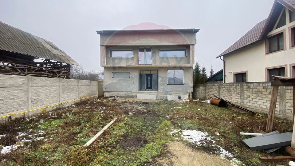 House / Villa with 4 rooms for sale, Nucet, Dambovita.