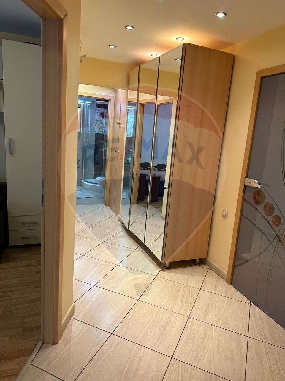 DE INCHIRIAT Apartament cu 4 camere în zona Scriitorilor