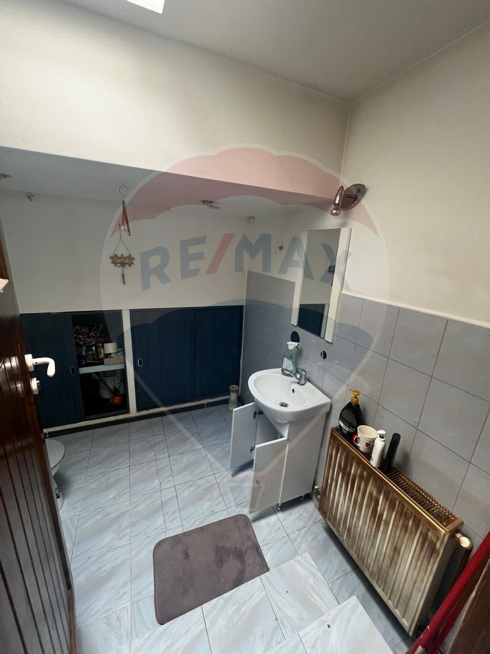 Casă pe doua nivele 3 camere zona Intim