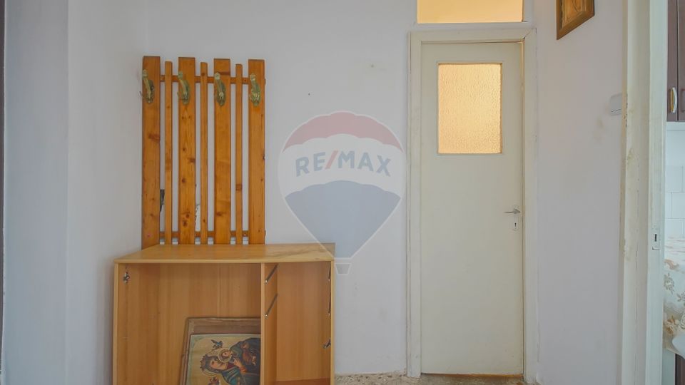 REZERVAT | Garsonieră decomandată | Zona Tractorul | De renovat