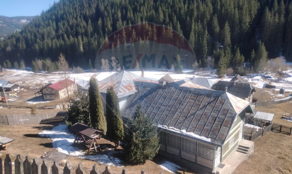 Case cu 7 camere de vânzare în comuna Panaci, sat Drăgoiasa.