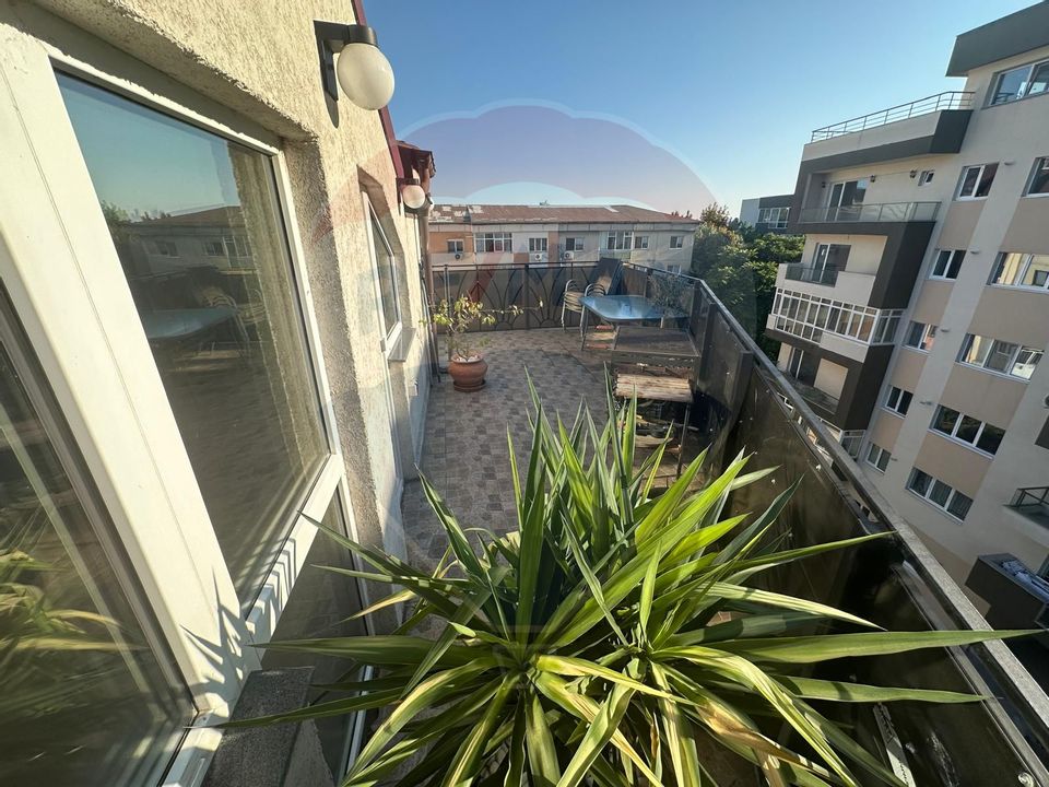 Apartament cu 4 camere de vânzare în zona Rovine