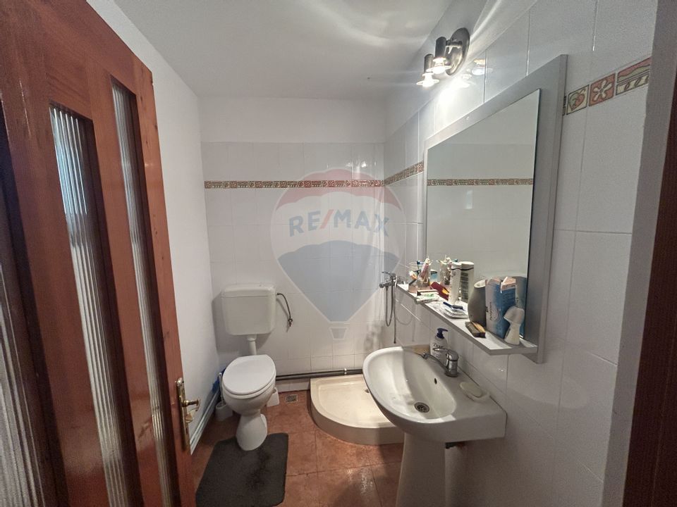 Casa - sura cu 16 ari teren de vânzare în Buşag