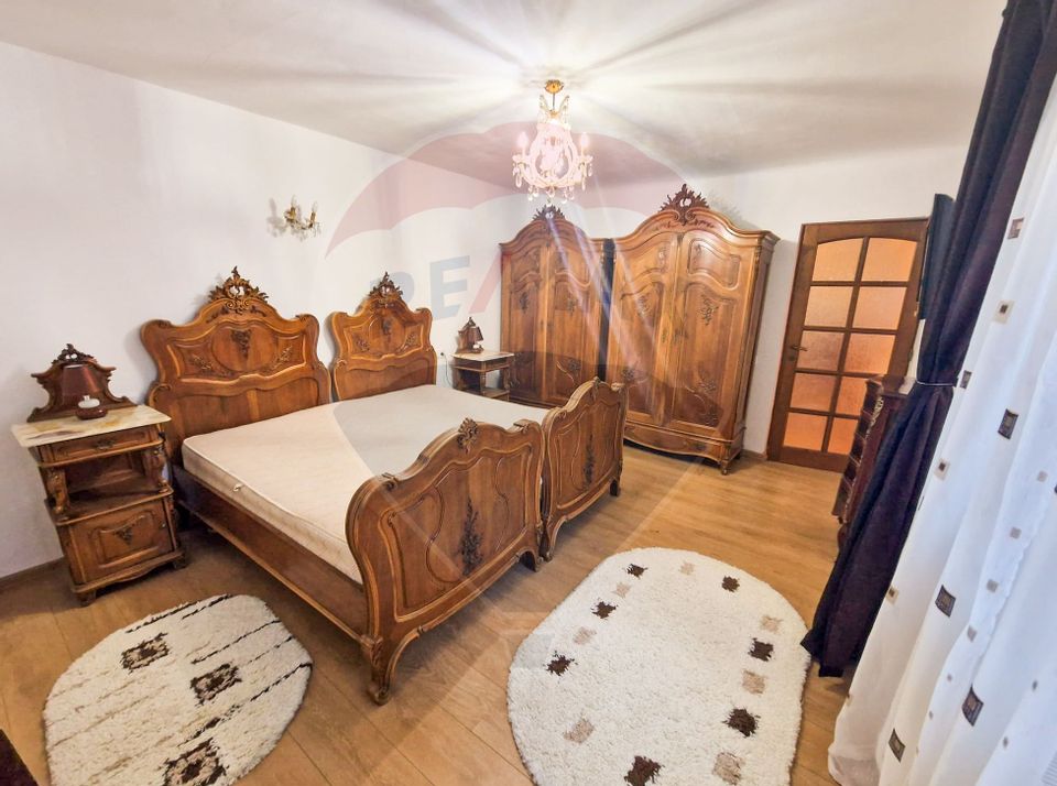 Property Located under Tâmpa composed of 2 Houses and Garden,