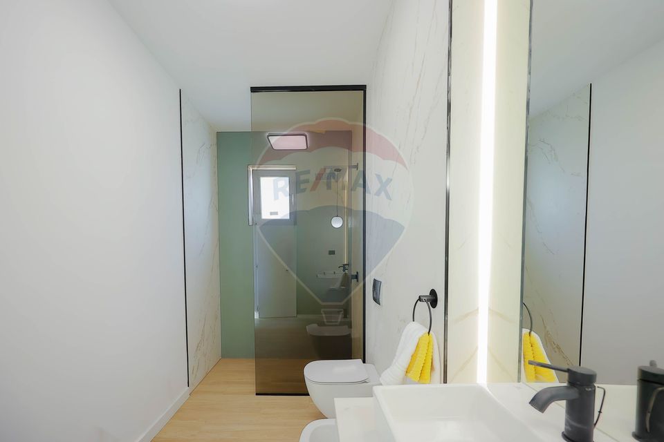 De vânzare Vilă cu 8 camere în Sânmartin, 290 mp util, teren 1100 mp