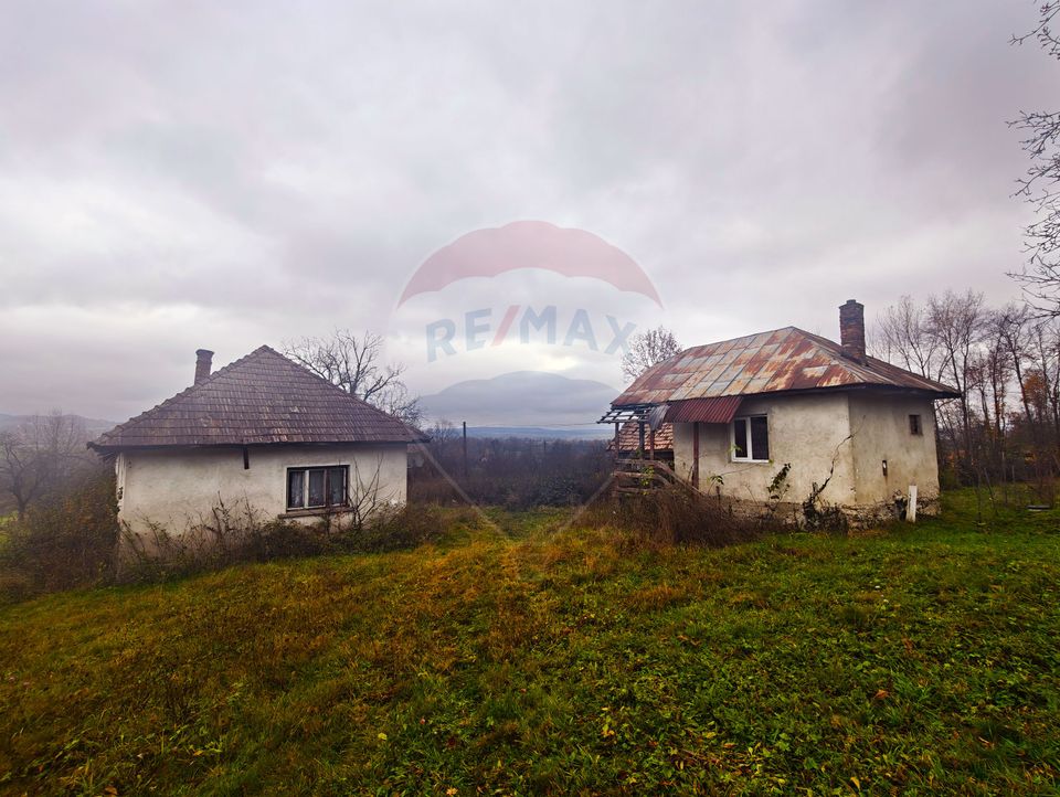 Teren de vânzare Unguraș cu priveliște si anexe