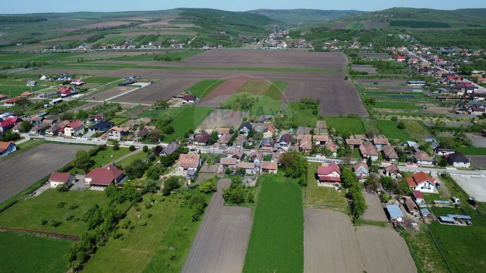 Teren intravilan 1.400 mp, împrejmuit integral – Livada, comuna Iclod