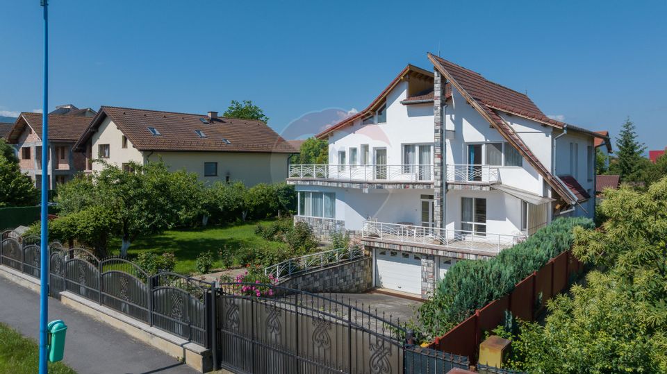 Vila impunatoare, rezidenta cu pretentii, Tractorul, Brasov