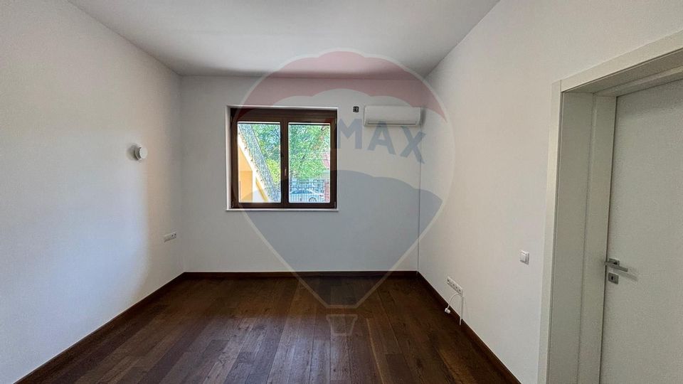 Apartament la casa cu 2 camere de închiriat în zona Central