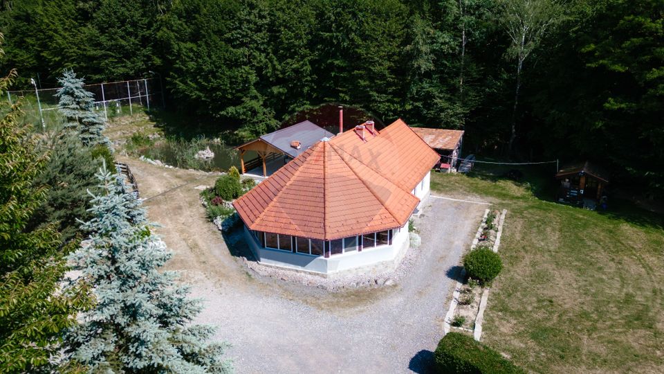 Vilă cu 6 camere, teren de 1000mp, într-un resort montan privat