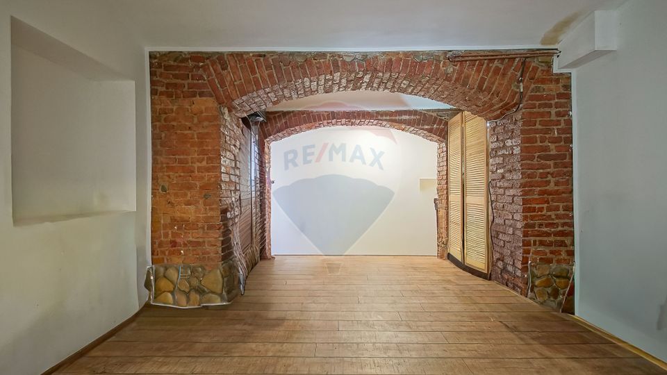 Casă cu 7 Camere + Spațiu Comercial, Oportunitate Rară, Comision 0%