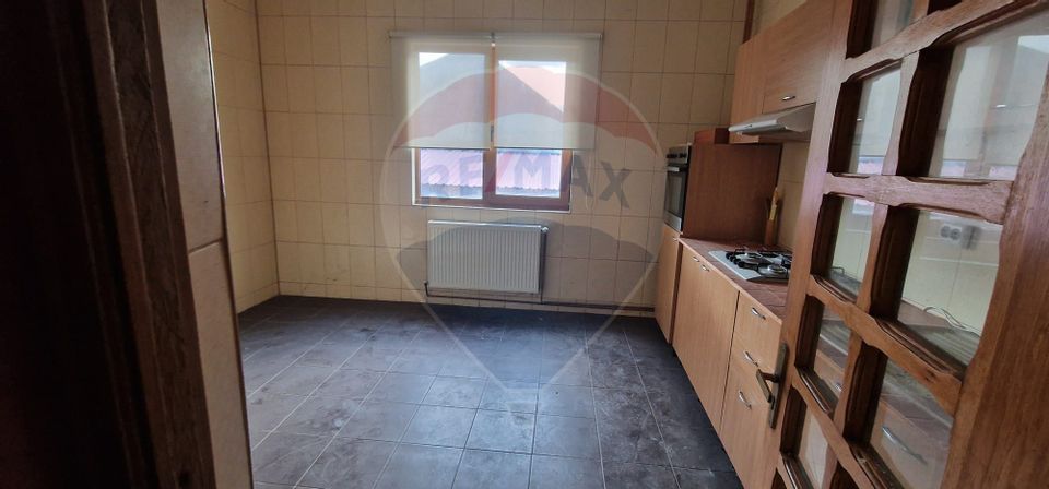 Vilă S+P+1E+M cu 7 camere de vânzare în TG. OCNA