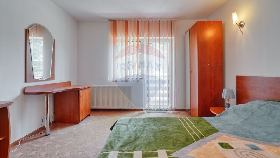 Casă / Vilă cu 8 camere de vânzare în zona Valea Rasnoavei