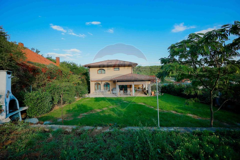 Casă / Vilă cu 5 camere de vânzare în zona Dealuri Oradea